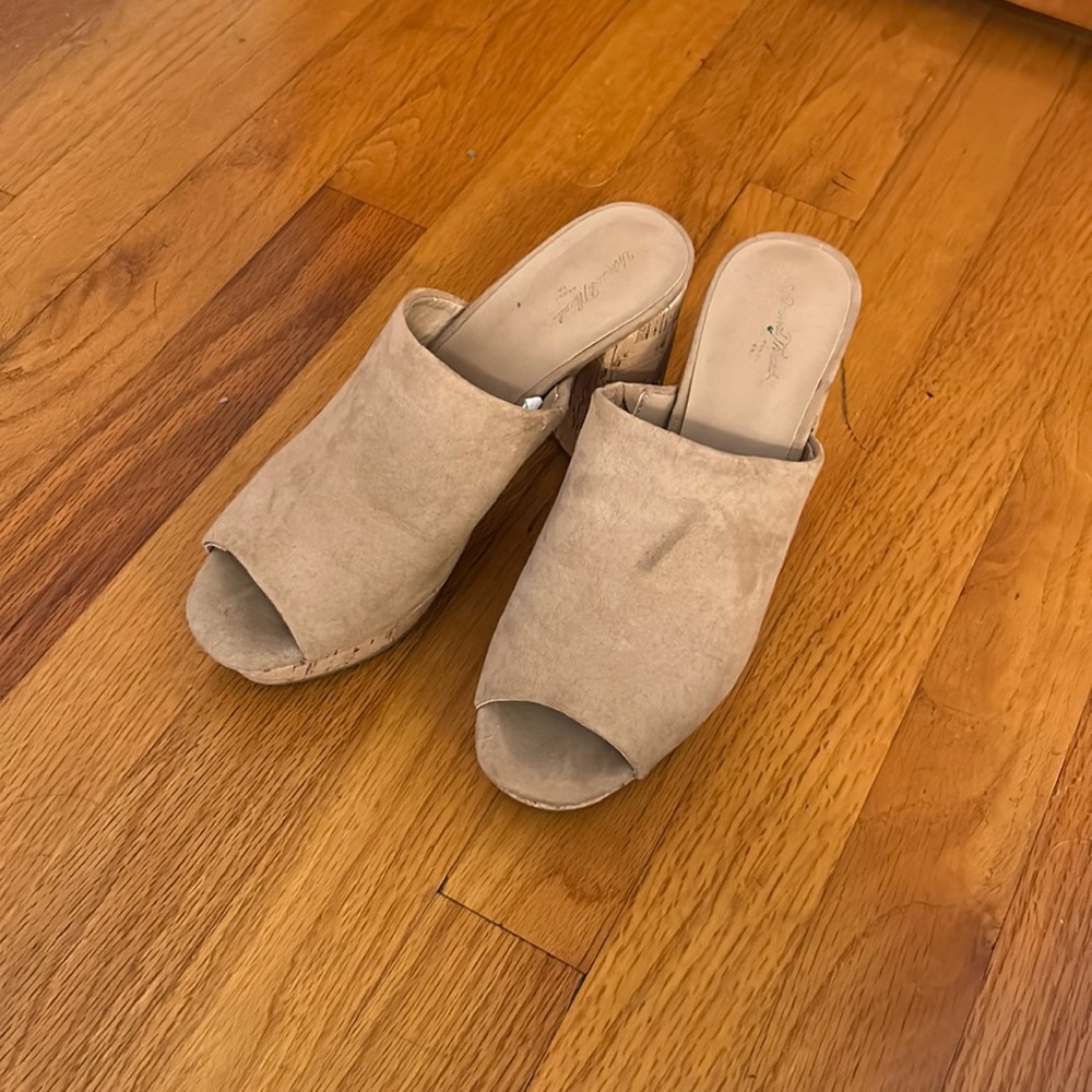 Size WM 6 Universal Thread Tan Clogs